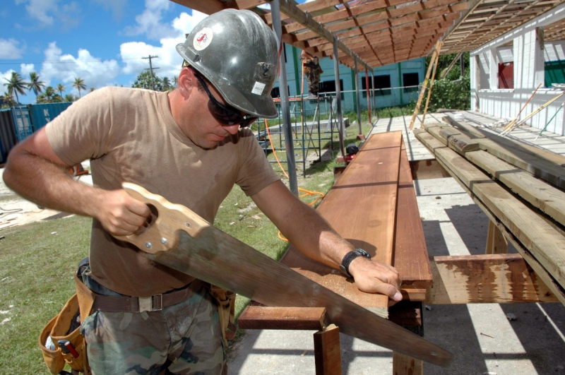 charpentier-BAUDUEN-min_worker_construction_building_carpenter_male_job_build_helmet-893290